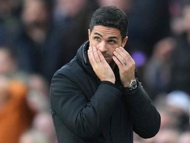 Pelatih Arsenal, Mikel Arteta, tak mampu menutupi kekecewaan setelah anak asuhnya tumbang dari West Ham United 0-1 dalam derby London di Stadion Emirates, Sabtu (22/2/2025) malam WIB. (AP Photo/Kirsty Wigglesworth)