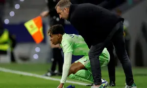 Pelatih Barcelona asal Jerman, Hans-Dieter Flick, berbicara dengan penyerang Barcelona asal Spanyol nomor punggung 19, Lamine Yamal, dalam pertandingan Liga Spanyol antara Club Atletico de Madrid dan FC Barcelona di Stadion Metropolitano, Madrid, pada 16 Maret 2025. (OSCAR DEL POZO/AFP)