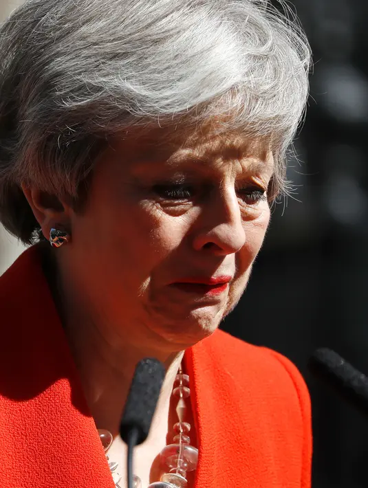 Perdana Menteri Inggris Theresa May menangis saat mengumumkan pengunduran dirinya di luar 10 Downing street di pusat London (24/5/2019). Theresa May mengumumkan dirinya akan mundur pada 7 Juni mendatang. (AFP Photo/Tolga Akmen)