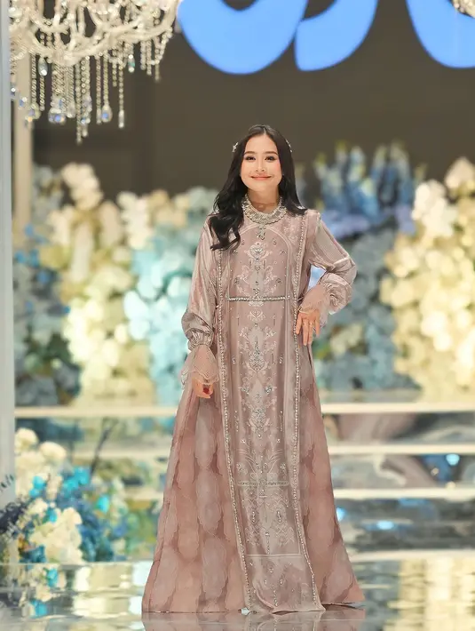 Melihat gamis pilihan Prilly Latuconsina yang tak kalah cantik. Gamis ini memiliki motif abstrak bernuansa cokelat dengan detail outer yang tak kalah cantik. [Foto: Instagram/vanillahijab]