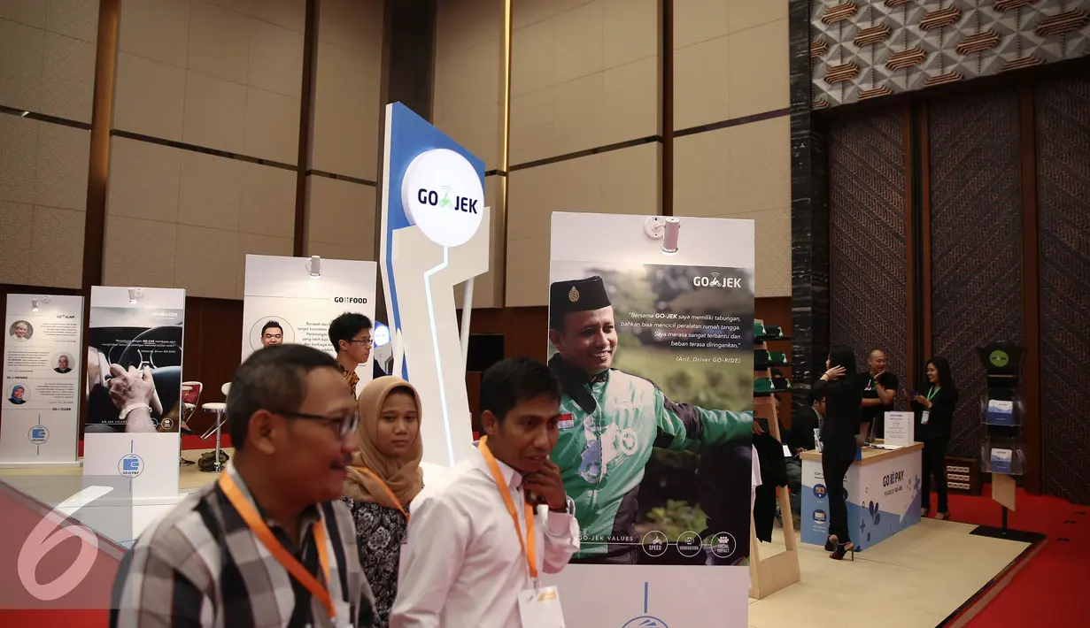 Pengunjung melintas di salah satu stand pameran di Indonesia Fintech Festival & Conference 2016 di Tangerang, Selasa (30/8). Fintech merupakan industri jasa keuangan berbasis teknologi digital. (Liputan6.com/Faizal Fanani)