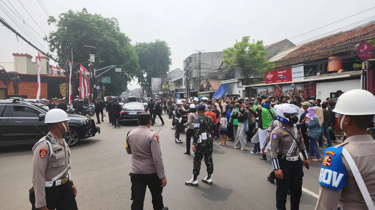 Sejumlah warga tampak saling berebutan untuk mendapatkan bingkisan dari Jokowi usai mendatangi Mako Brimob, Depok.