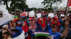 Ribuan warga berbondong-bondong untuk melihat karnaval KAA, Bandung, Sabtu (26/4/2015). Warga terlihat antusias untuk melihat pawai budaya negara perserta KAA. (Liputan6.com/Herman Zakharia)