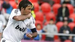 Raul Gonzalez saat masih berbaju Real Madrid, dalam pertandingan La Liga (11/1/2009). Raul senang Barcelona bisa juara Liga Champions. (AFP PHOTO/Jaime Reina)