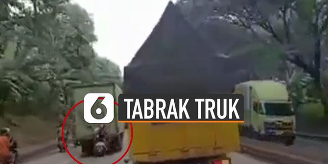 VIDEO: Apes, Pengendara Motor Tabrak Truk Saat Merekam Video Truk Goyang