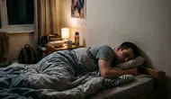 7 Ciri Kepribadian Orang yang Suka Tidur Menghadap Tembok, Apa Maknanya?