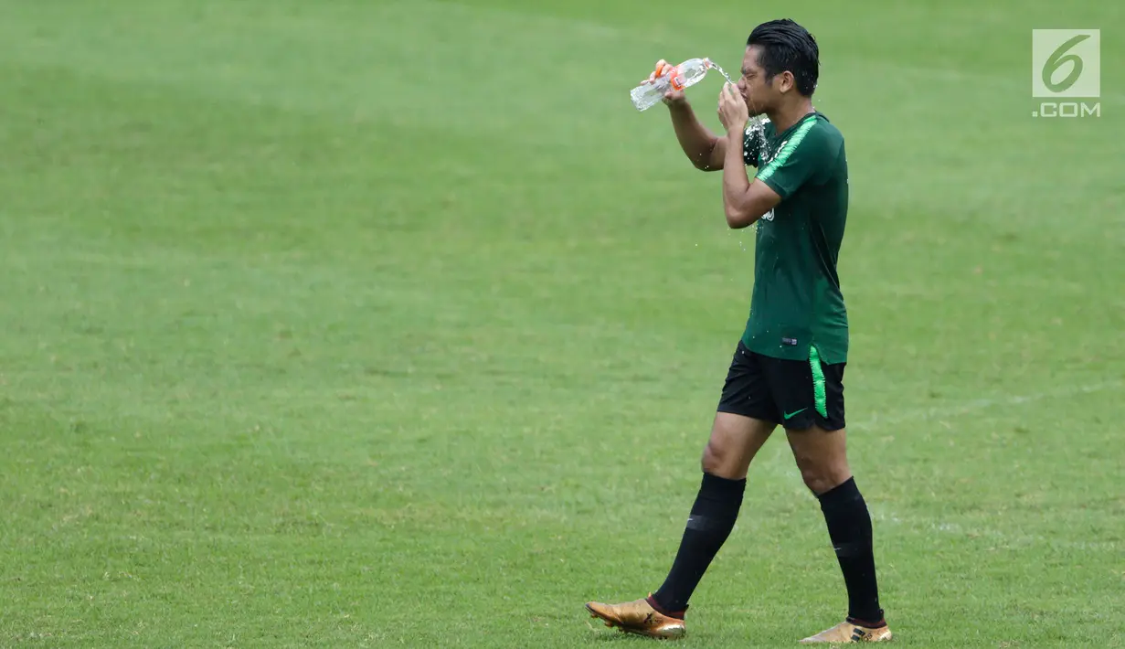 Pemain Timnas Indonesia U-22, Samuel Chistianson membasahi wajahnya saat berlatih di Stadion Madya, Jakarta, Kamis(24/1). Timnas Indonesia U-22 mengasah teknik finishing dan transisi. (Bola.com/Yoppy Renato)