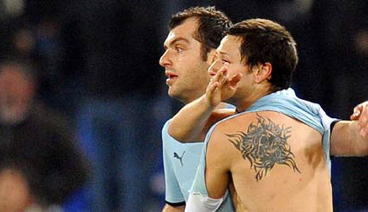 Lazio's Mauro Matias Zarate shows his tatoo as he celebrates together with Goran Pandev after scoring against Bologna during their Serie A match at Olympic stadium in Rome on February 28, 2009. AFP PHOTO/Vincenzo Pinto