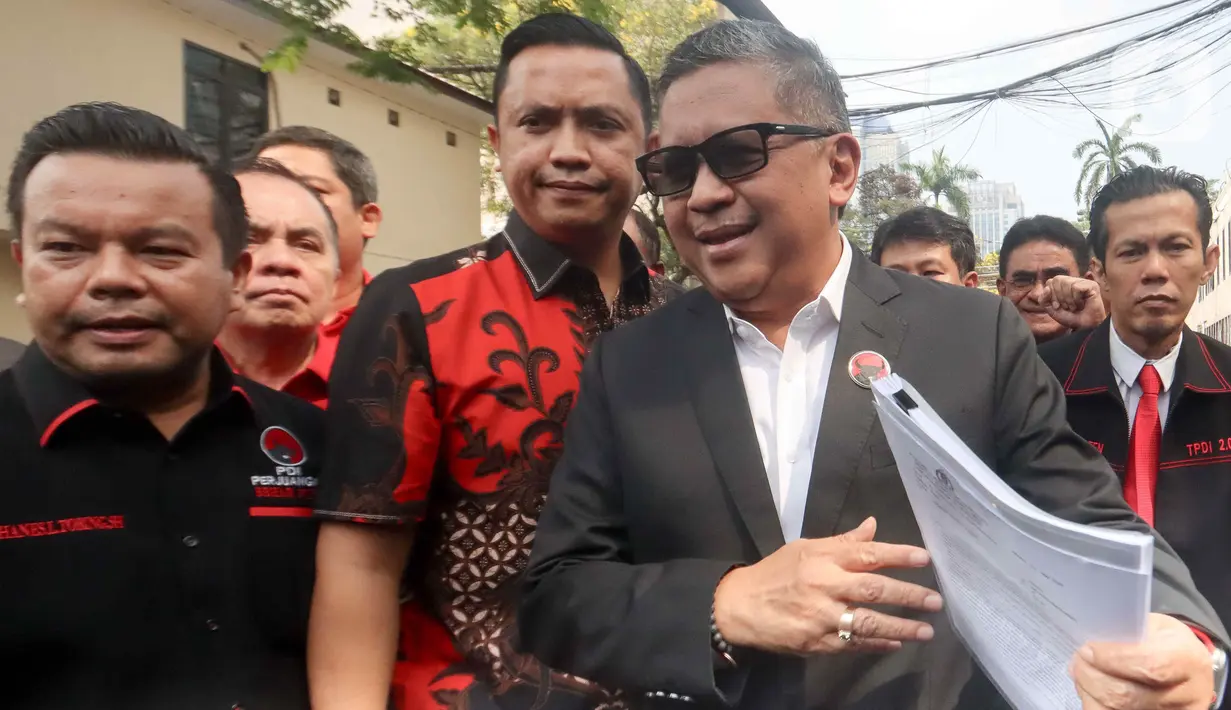 Hasto tiba di Gedung Ditreskrimum sekitar pukul 10.00 WIB didampingi kuasa hukum pribadinya, Patra M. Zen, dan tim kuasa hukum dari PDI Perjuangan. (Liputan6.com/Herman Zakharia)
