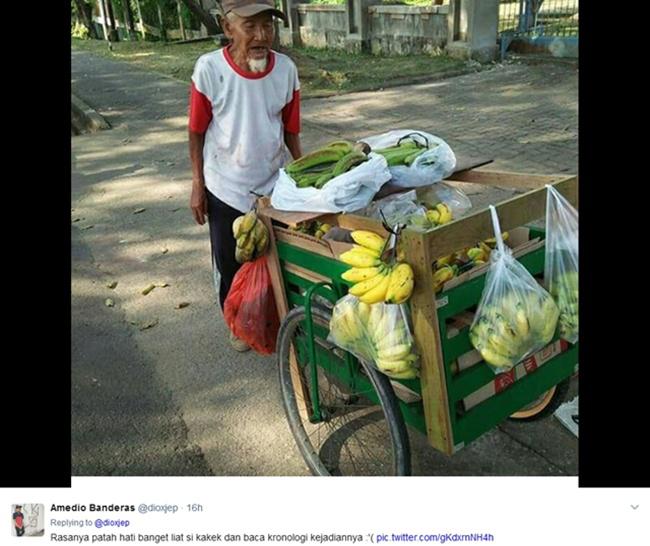 Kakek penjual pisang | Copyright by  twitter.com/dioxjep