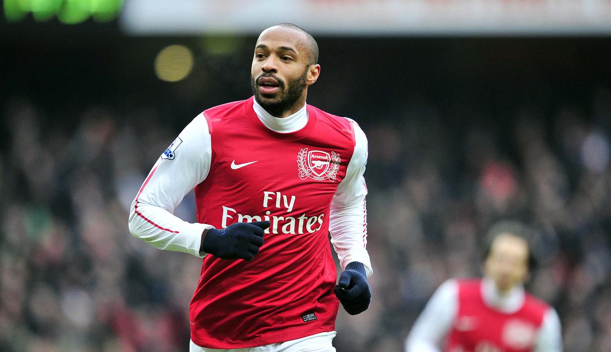 Thierry Henry - Legenda Arsenal ini sempat kembali ke Arsenal dengan status pinjaman selama dua bulan saat bermain untuk New York Red Bulls pada tahun 2012. Henry tampil pada tujuh pertandingan dan mencetak dua gol sebelum kembali ke Amerika Serikat. (Foto: AFP/Glyn Kirk)