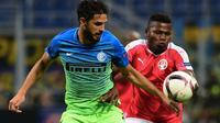 Bek Inter Milan Andrea Ranoccia berebut bola dengan striker Hapoel Beer Sheva Lucas Maranhao pada laga Liga Europa di Giuseppe Meazza, Milan, Kamis (15/9/2016). (AFP/Giuseppe Cacace)