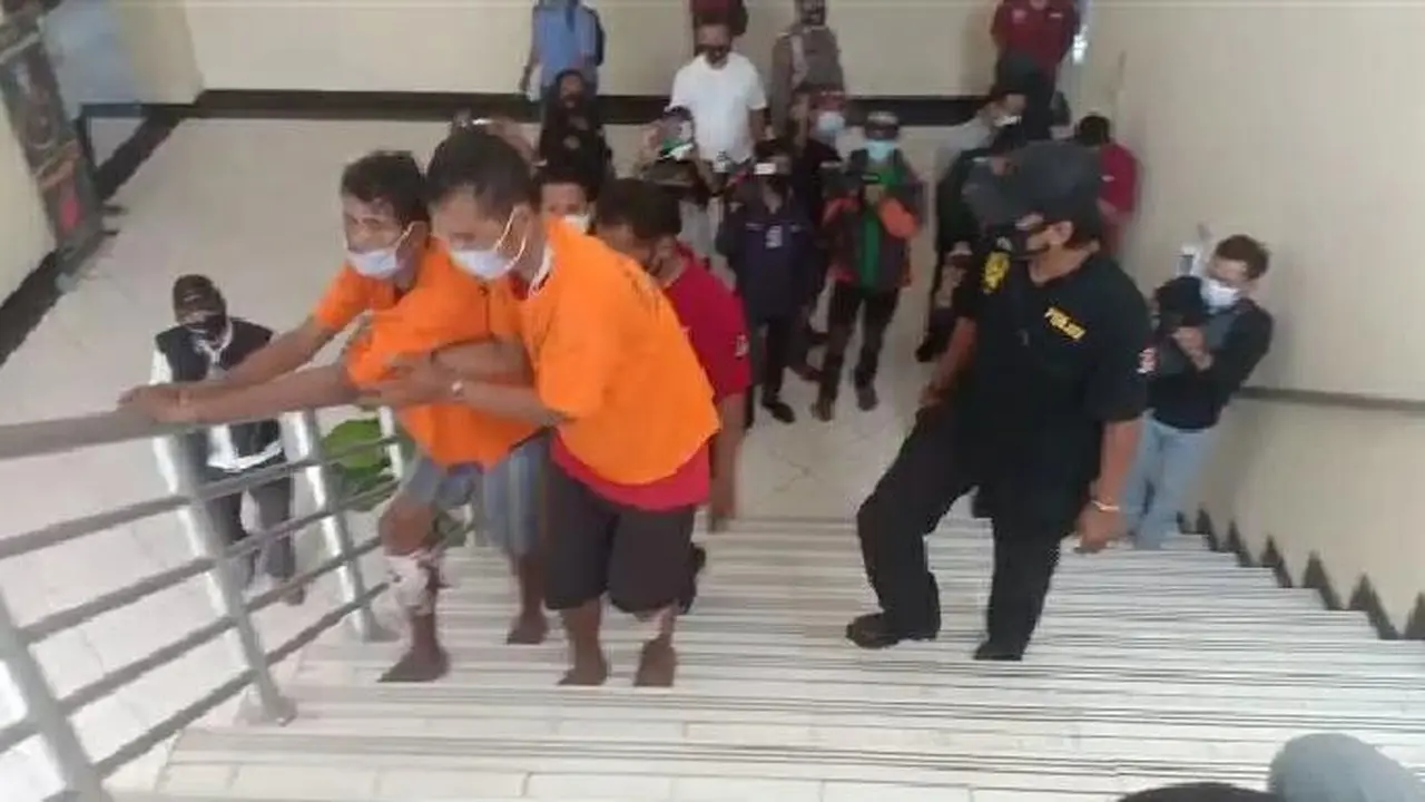 Polisi menangkap dua orang pembunuh pemulung di Bekasi. (Bam Sinulingga/Liputan6.com).