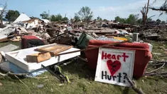 Warga melanjutkan upaya pemulihan dan pembersihan pasca hantaman tornado di Greenfield, Iowa, Kamis (23/5/2024). (SCOTT OLSON/Getty Images North America/Getty Images via AFP)