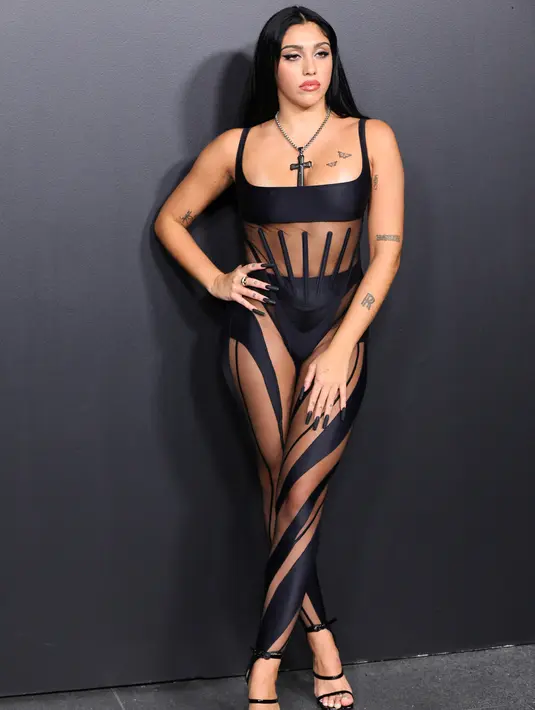 <p>Aktris Amerika Serikat Lourdes Leon tiba pada pembukaan pameran Thierry Mugler: Couturissime di Brooklyn Museum, Brooklyn, New York City, Amerika Serikat, 15 November 2022. Lourdes telah berkolaborasi dengan Mugler di masa lalu. (Theo Wargo/Getty Images/AFP)</p>