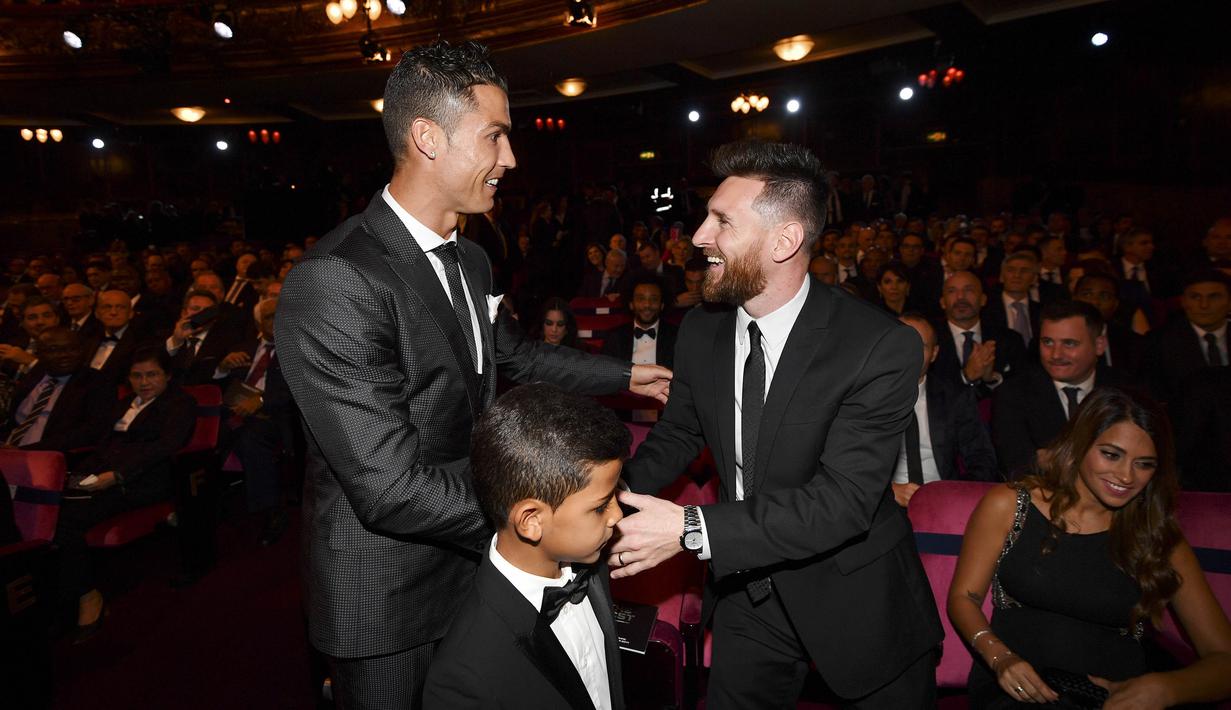 Bintang Real Madrid, Cristiano Ronaldo, berbincang dengan striker Barcelona, Lionel Messi, saat acara penghargaan pemain terbaik FIFA 2017 di London, Senin (23/10/2017). Cristiano Ronaldo berhasil meraih pemain terbaik FIFA 2017. (AFP/Ben Stansall)