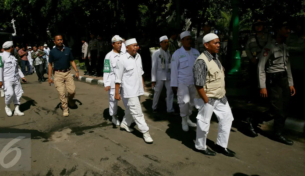 Massa Front Pembela Islam (FPI) mulai mendatangi Mabes Polri, Jakarta, Selasa (15/11). Kedatangan massa FPI untuk mengawal gelar perkara penistaan agama yang diduga dilakukan oleh Basuki Tjahaja Purnama alias Ahok. (Liputan6.com/Johan Tallo)
