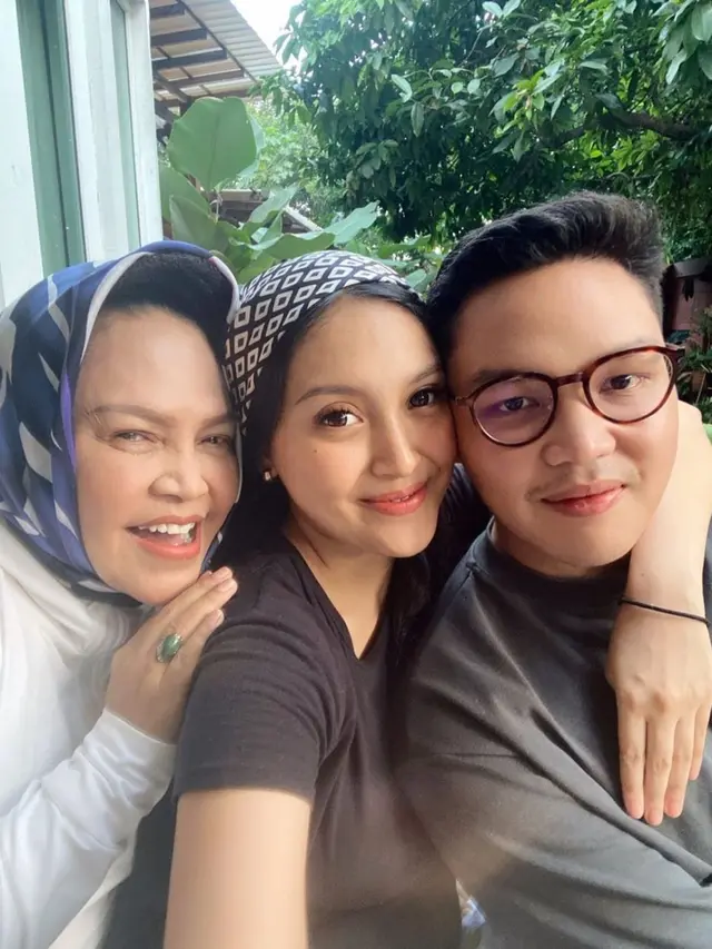 Hetty Koes Endang bersama putri dan menantunya. (Instagram @afifahyusuf)