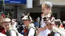 Orang-orang berpartisipasi dalam pawai Natal tahunan yang digelar di pusat kota Wellington, Selandia Baru, pada 28 November 2020. (Xinhua/Guo Lei)