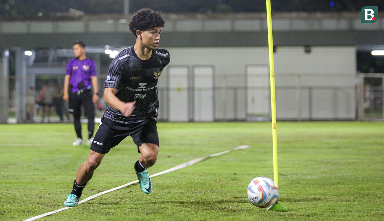 Pemain Timnas Indonesia U-20, Dillan Yabran terlihat mengikuti pemusatan latihan yang berlangsung di Lapangan B, Senayan, Jakarta, Jumat (15/03/2024) malam. Dillan merupakan salah satu pemain diaspora yang dipanggil oleh pelatih Indra Sjafri. Ia kini berkarier di SV Bergisch Gladbach 09. (Bola.com/Bagaskara Lazuardi)