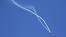 Jet tempur F-16 milik angkatan udara Belgia menukik tajam sambil mengeluarkan asap saat acara Malta Internasional Airshow 2015 di Bandara Internasional Malta, Valletta, Minggu (27/9). (REUTERS/Darrin Zammit Lupi)
