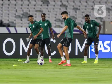 Pemain timnas Arab Saudi melakukan latihan jelang laga lanjutan babak ketiga Kualifikasi Piala Dunia 2026 zona Asia Grup C di Stadion Utama Gelora Bung Karno, Senayan, Jakarta, Senin (18/11/2024). (Liputan6.com/Angga Yuniar)