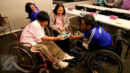 Penyandang disabilitas berdiskusi saat mengikuti sekolah pasar modal di Gedung BEI, Jakarta, Rabu (18/1). Sekolah ini digelar untuk memahami pentingnya peranan dalam meningkatkan literasi dan inklusi pasar modal Indonesia. (Liputan6.com/Angga Yuniar)