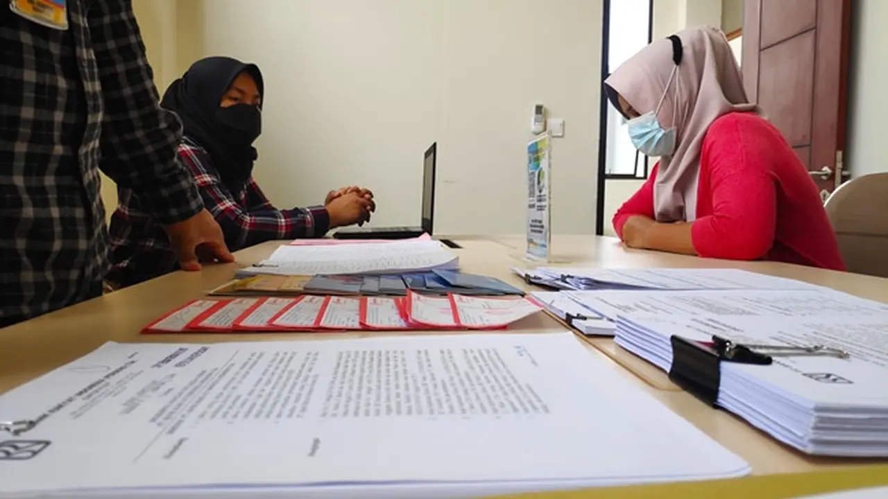 Mantan teller BRI yang menjadi tersangka kejahatan perbankan saat diperiksa penyidik Polda Riau.