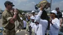 Anak-anak sekolah dasar Indonesia mengunjungi Kapal Perang Kerajaan Inggris His Majesty’s Ship (HMS) Tamar di Pelabuhan Tanjung Priok, Jakarta pada Rabu 17 Juni 2026. (BAY ISMOYO/AFP)