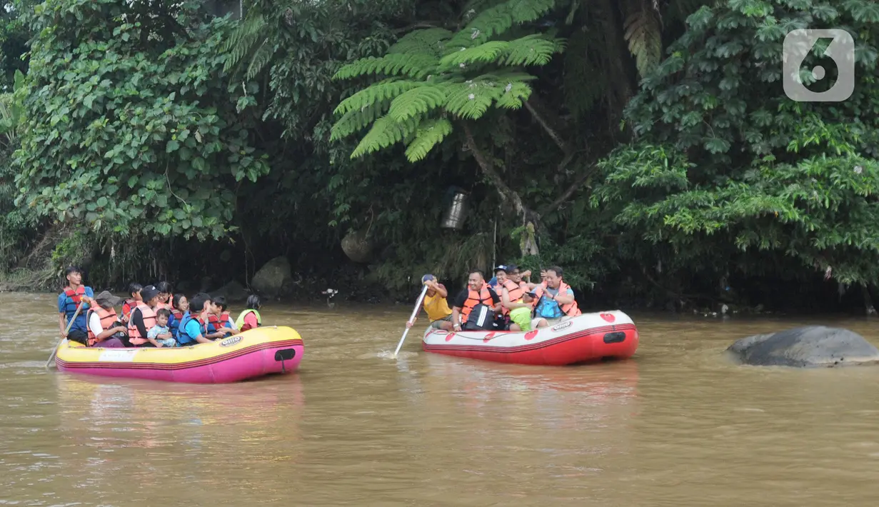 <p>Anak-anak mengikuti rafting pada aliran Sungai Ciliwung di kawasan Bendungan Katulampa, Bogor, Minggu (15/5/2022). Kegiatan bermain sambil mengenalkan alam kawasan daerah aliran sungai (DAS) Ciliwung seperti hiking, menangkap ikan dan rafting yang diadakan oleh Hiking Bocah ini dilakukan setiap akhir pekan dengan biaya Rp 115 ribu/paket anak. (merdeka.com/Arie Basuki)</p>
