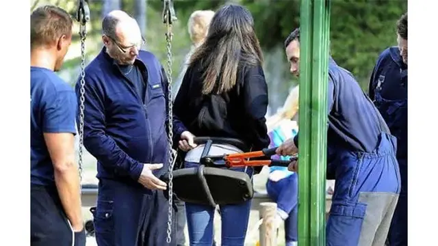 Potret 5 Orang Dewasa Terjebak di Arena Bermain Anak Ini Bikin Ngakak Tapi Kasihan