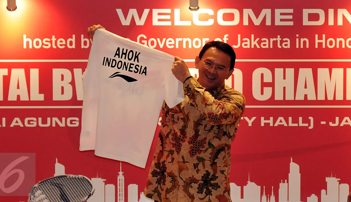 Gubernur DKI Jakarta, Basuki Tjahaja Purnama menunjukan Kaos bertuliskan "Ahok Indonesia"  saat acara Welcome Dinner penyambutan Kejuaraan Dunia Bulutangkis 2015 di Gedung Balai Kota, Jakarta, Sabtu (8/8/2015).(Liputan6.com/JohanTallo)