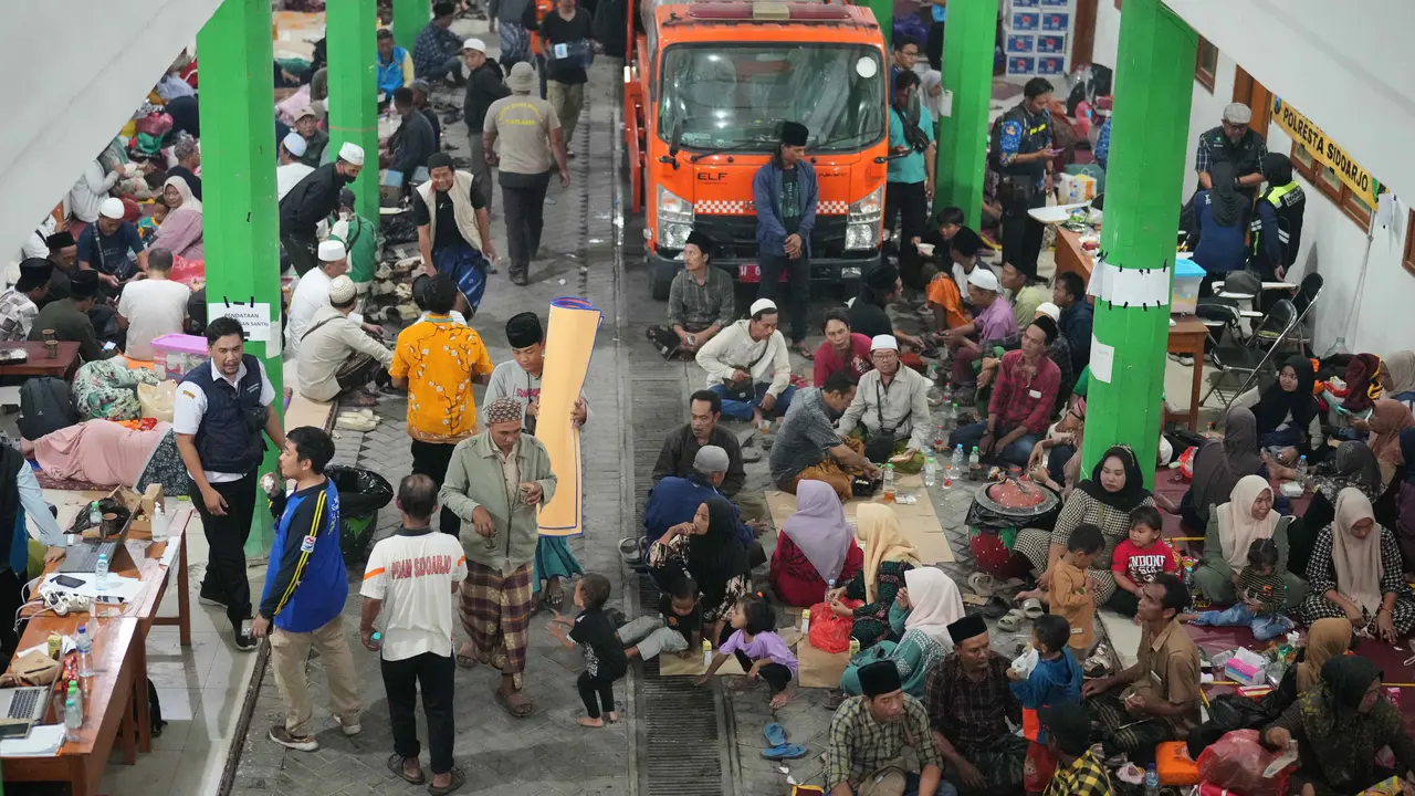 Harap-harap Cemas Keluarga Korban Ambruknya Bangunan Ponpes Sidoarjo