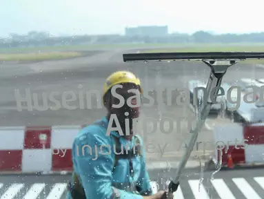 Petugas melakukan pemeriksaan mesin check in mandiri di Bandara Husein Sastranegara, Bandung, Jawa Barat, Jumat (7/8/2025).  (Istimewa)