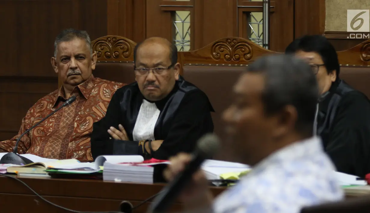 Terdakwa kasus dugaan suap proyek PLTU Riau-1, mantan Dirut PLN Sofyan Basir menyimak keterangan saksi ahli dalam sidang lanjutan di Pengadilan Tipikor, Jakarta, Senin (19/8/2019). Sidang lanjutan mendengarkan keterangan saksi yang dihadirkan Jaksa Penuntut dari KPK. (Liputan6.com/Herman Zakharia)
