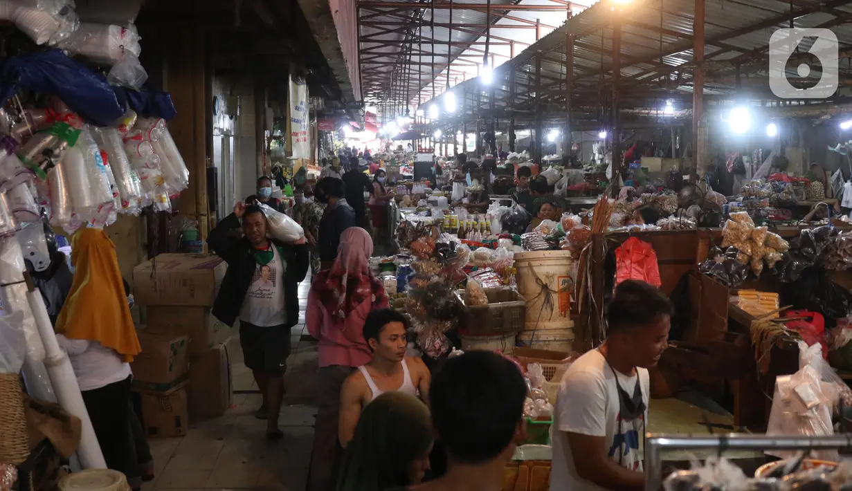 Suasana Pasar Kebayoran Lama, Jakarta, Selasa (28/6/2021). Pemprov DKI Jakarta melakukan pembatasan mobilitas warga, salahsatunya pembatasan operasional pasar tradisional untuk menekan penyebaran COVID-19. (Liputan6.com/Angga Yuniar)
