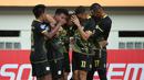 Selebrasi pemain Barito Putera usai menjebol gawang PSM Makassar dalam laga pekan ke-5 BRI Liga 1 2021/2022 di Stadion Wibawa Mukti, Cikarang, Senin (27/9/2021). Barito Putera menang 2-0. (Bola.com/Ikhwan Yanuar)