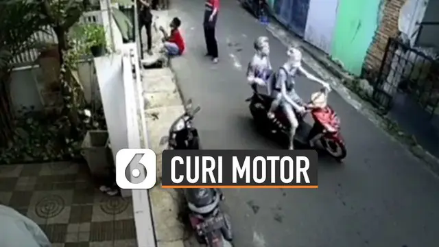 Detik-detik dua manusia silver mencuri sebuah sepeda motor terekam kamera cctv.