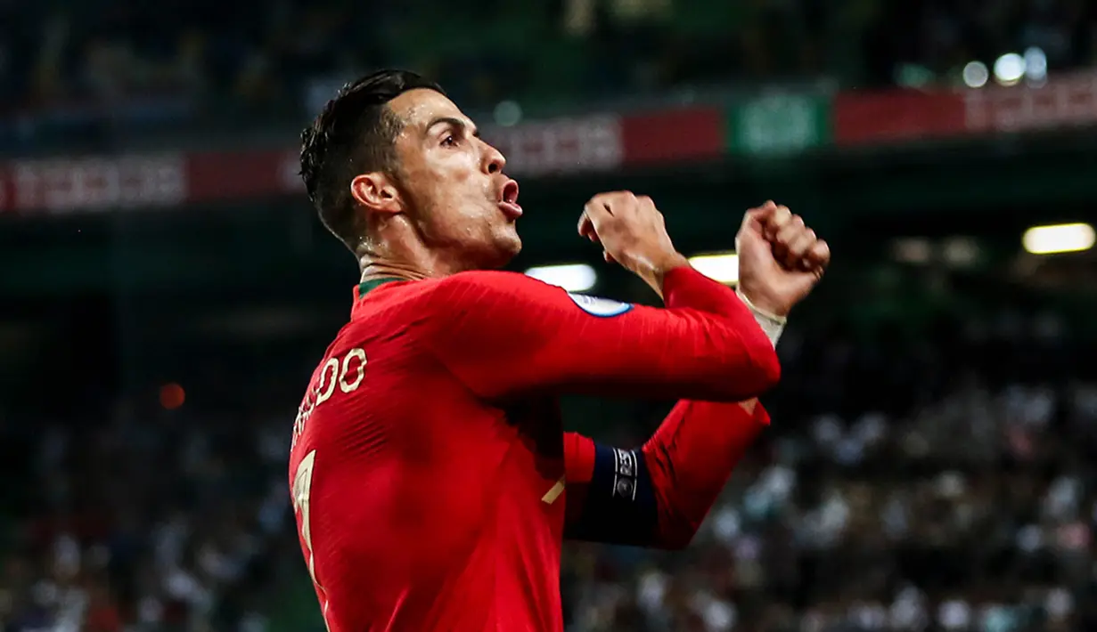 Striker Portugal, Cristiano Ronaldo, merayakan gol yang dicetaknya ke gawang Luksemburg pada laga Kualifikasi Piala Eropa 2020 di Stadion Jose Alvalade, Lisbon, Sabtu (11/10). Portugal menang 3-0 atas Luksemburg. (AFP/Carlos Costa)