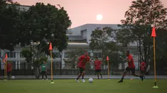 Sejumlah pemain Timnas Indonesia U-23 melakukan latihan perdana menjelang Piala AFF U-23 yang berlangsung di Lapangan A, Senayan, Jakarta, Kamis (10/08/2023). (Bola.com/Bagaskara Lazuardi)
