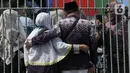 Keluarga dan kerabat mengambil gambar jamaah haji kloter pertama embarkasi Jakarta usai tiba di asrama haji Pondok Gede, Jakarta, Sabtu (11/5/2024). (merdeka.com/Imam Buhori)