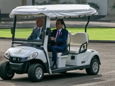 Presiden Joko Widodo (kanan) bersama Gubernur Jenderal Australia David Hurley usai berkeliling Kebun Raya Bogor saat kunjungan kenegaraan di Istana Bogor, Jawa Barat, Jumat (17/5/2024). (BAY ISMOYO / AFP)