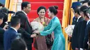 Presiden RI Joko Widodo dan istri Iriana Jokowi disambut di Bandara Internasional Vietnam menjelang KTT Kerjasama Ekonomi Asia Pasifik (APEC) di kota Danang, Vietnam, (10/11). (AFP PHOTO / Kamu Aung Thu)