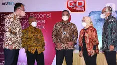 Direktur Utama PT Dayamitra Telekomunikasi Tbk (tengah) bersama jajaran Direksi berbincang usai penawaran umum perdana (Initial Public Offering/IPO) PT Dayamitra Telekomunikasi Tbk atau Mitratel sebanyak 29,85% saham kepada publik di Jakarta, Selasa (26/10/2021) (Liputan6.com/Fery Pradolo)