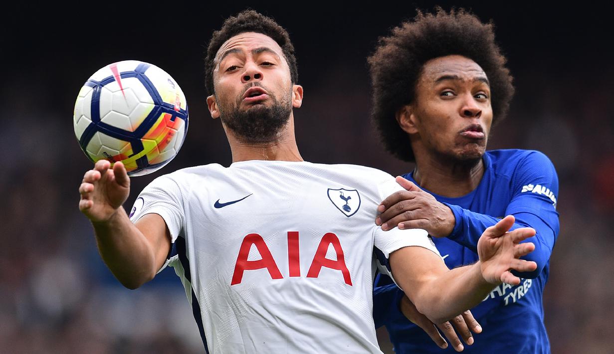 Gelandang Tottenham, Mousa Dembele, mengamankan bola dari gelandang Chelsea, Willian, pada laga Premier League di Stadion Stamford Bridge, London, Minggu (1/4/2018). Chelsea kalah 1-3 dari Tottenham. (AFP/Glyn Kirk)