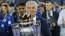 Claudio Ranieri. Pelatih asal Italia yang kini berusia 70 tahun ini merebut gelar Manager of The Season di Liga Inggris musim 2015/2016 bersama Leicester City yang dibesutnya Juli 2015 hingga Februari 2017. Seperti dongeng, The Foxes dibawanya juara Liga Inggris musim tersebut. (AFP/Adrian Dennis)