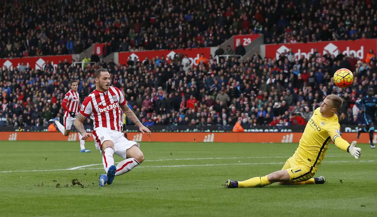 Football Soccer - Stoke City v Manchester City - Barclays Premier League - Britannia Stadium - 5/12/15 Stoke's Marko Arnautovic shoots past Manchester City's Joe Hart and hits the post Reuters / Phil Noble