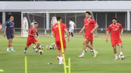Timnas Indonesia menggelar sesi latihan resmi jelang laga melawan Saint Kitts and Nevis. Tampak dalam foto, para pemain Timnas Indonesia menggelar sesi latihan resmi jelang melawan Saint Kitts and Nevis pada laga perdana FIFA Series 2026 di Stadion Madya, Kompleks Gelora Bung Karno, Jakarta, Kamis (26/3/2026). (Bola.com/M Iqbal Ichsan)