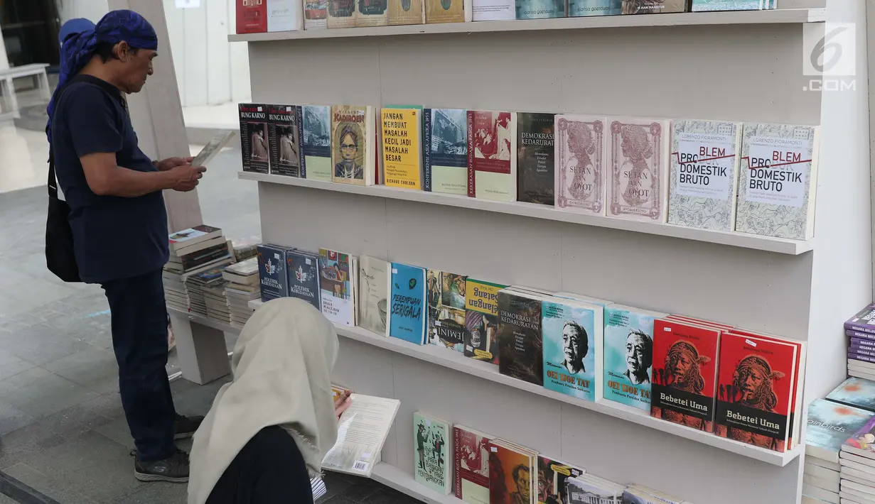 Pengunjung melihat buku-buku pada pameran Jakarta International Literary Festival (JILF) 2019 di Taman Ismail Marzuki, Kamis (22/8/2019). JILF 2019 berlangsung hingga 24 Agustus, menampilkan karya 60 penulis dan pelaku sastra dari dalam dan luar negeri. (Liputan6.com/Helmi Fithriansyah)