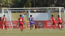 Para pemain UPI saat pertandingan melawan Unigal pada laga final Torabika Campus Cup 2017 di Gor Jati Padjajaran, Jatinangor, Kamis (28/9/2017). UPI menang adu penalti atas Unigal. (Bola.com/M Iqbal Ichsan)